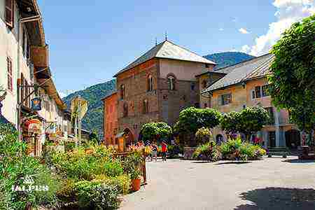 Maison Rouge cité médiévale de Conflans en Savoie